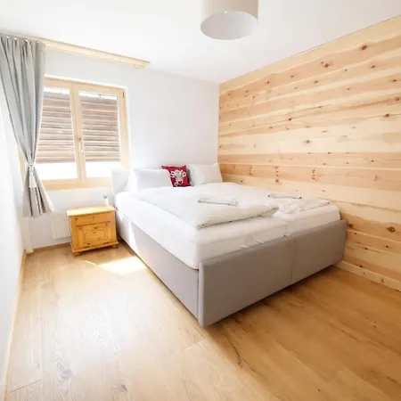 Wef Executive With Direct Train To Davos Apartamento